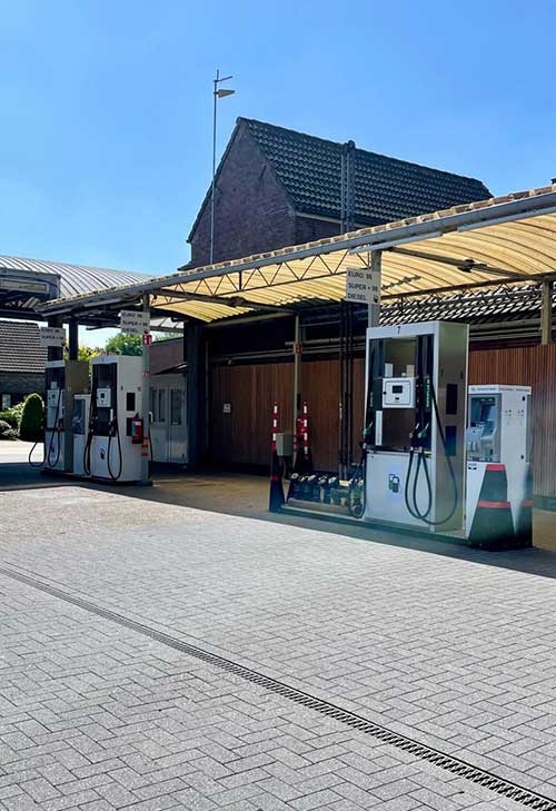 EURO 95 tankstation aan de Belgisch-Nederlandse grens